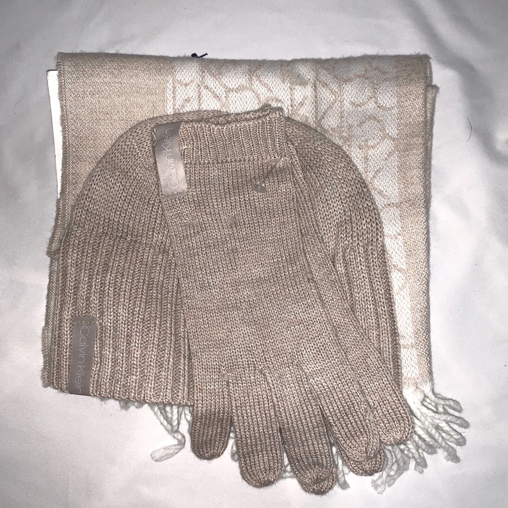 🩰 Calvin Klein 🩰 Women’s Scarf Hat and Gloves